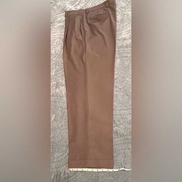 Men’s Roundtree & Yorke Easy Care Dress Pants Size 34x30 Tan Pleated, Cuffed Hem - Picture 1 of 7